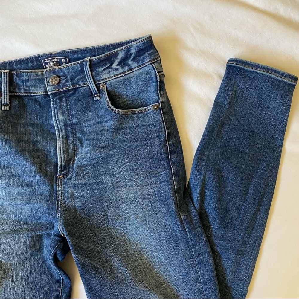 A&F — Simone Hi Rise Super Skinny — 26
